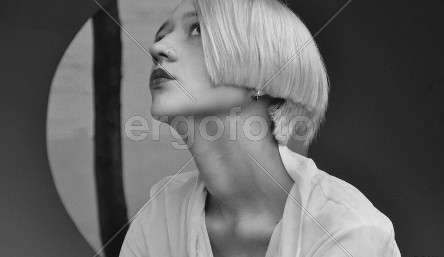 Портрет девушки в ч/б