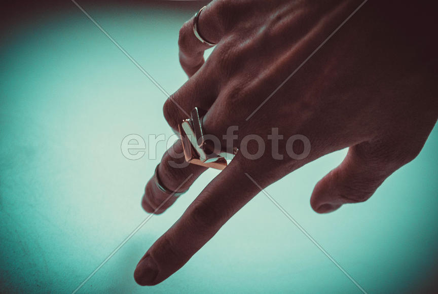 Рука девушки с кольцами