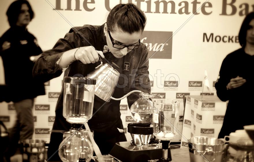 Девушка с чайником