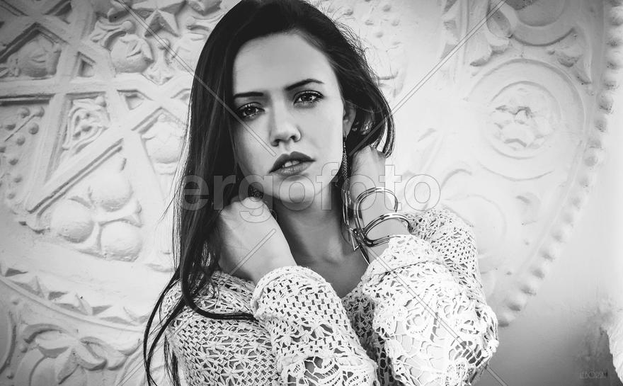 Милая девушка в свитере