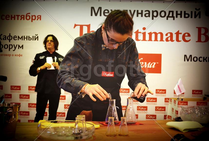 Девушка и мензурки