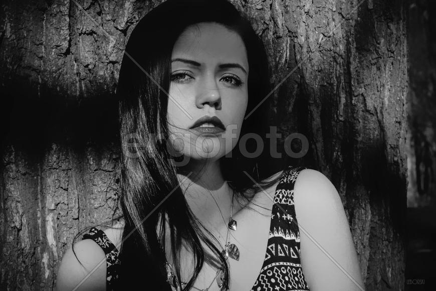 Высокомерная девушка в сарафане