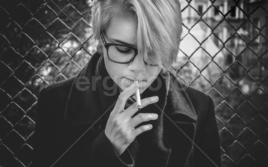 Девушка с сигаретой. Портрет.