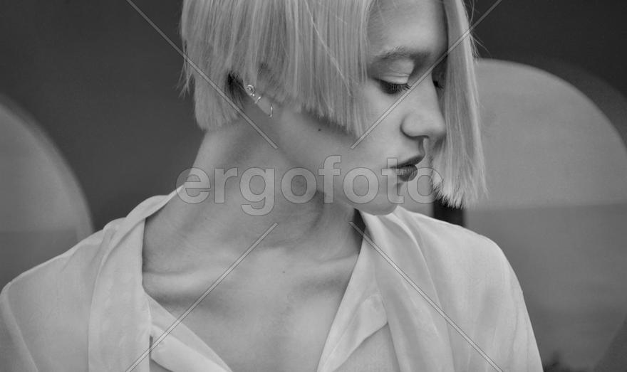 Портрет девушки в ч/б