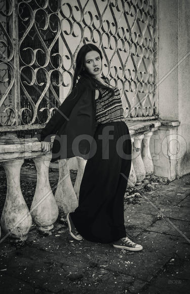 Девушка у стены