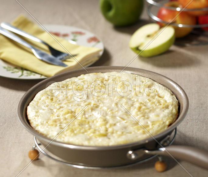 Сладкий омлет с яблоком