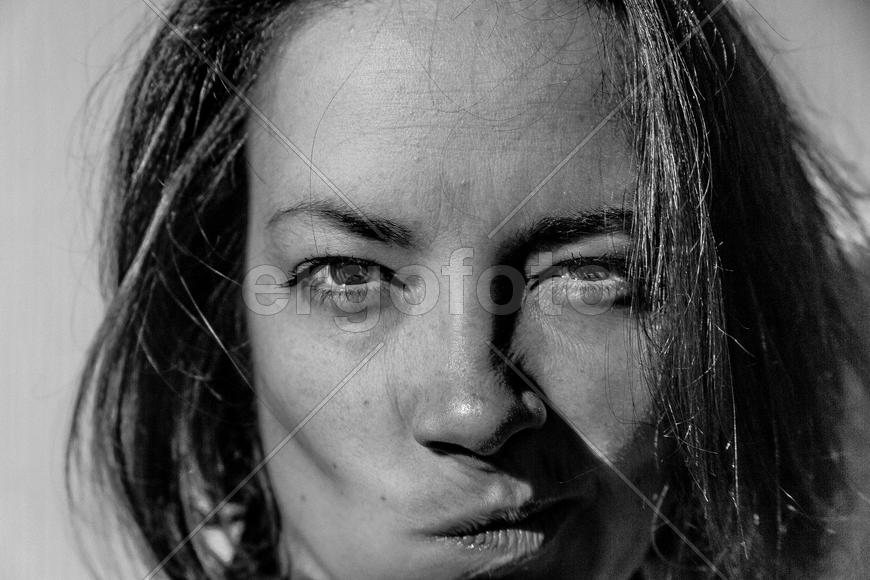 Лицо молодой девушки