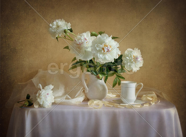 С белыми пионами