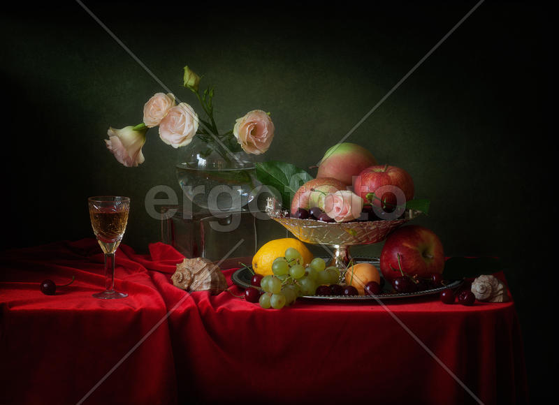 С розами и фруктами