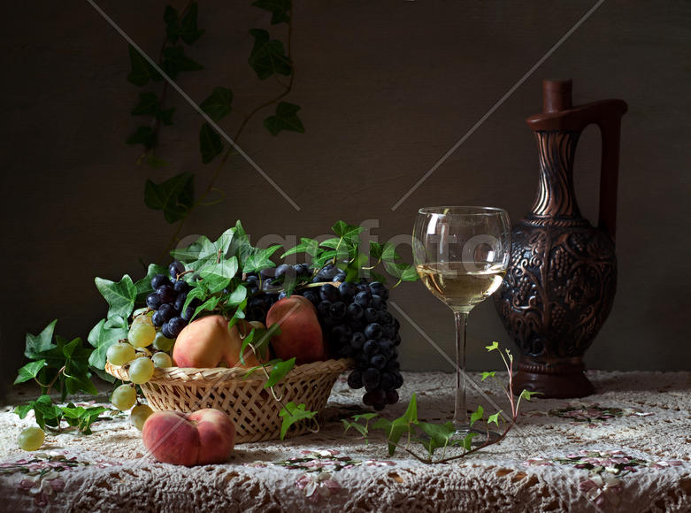 С вином и фруктами