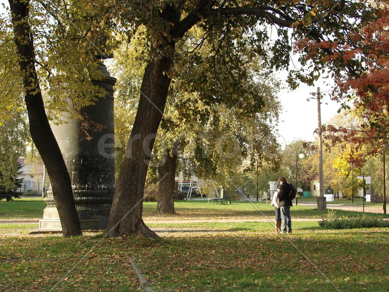 Влюбленная пара возле памятника 