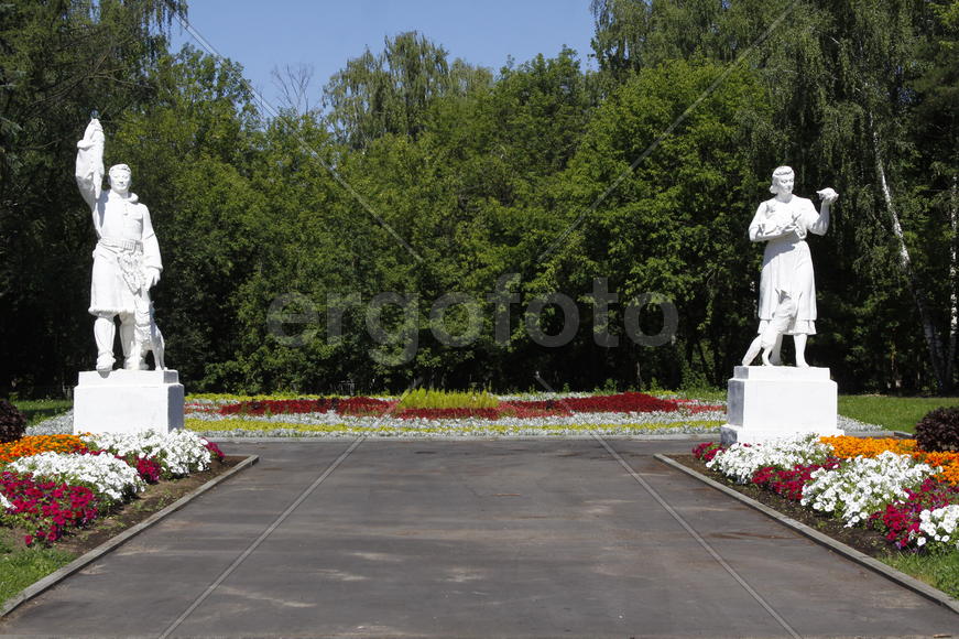 ВДНХ. Две скульптуры