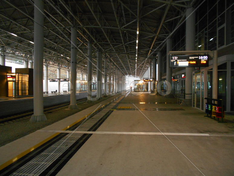 Ожидание электрички на Красной Поляне