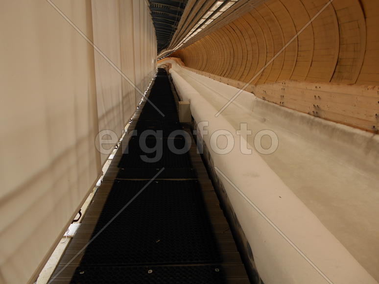 Желоб для саней и бобслеев