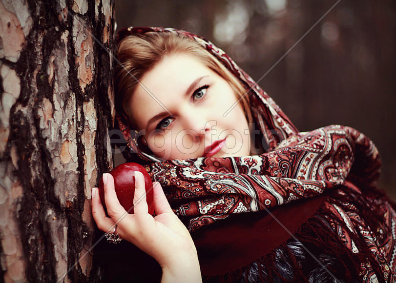 Елена в образе русской барышни