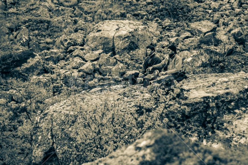 Двое на фоне горного пейзажа