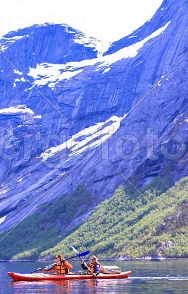 Норвегия. Двое в лодке.