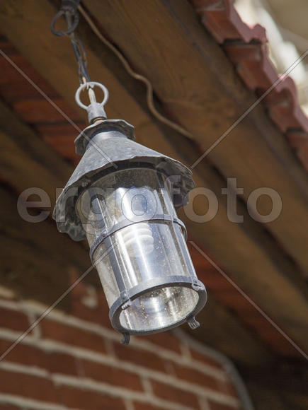 Подвесной фонарь на улице