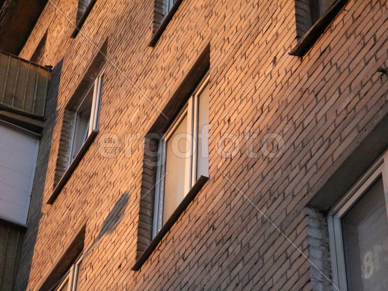 Окна пятиэтажки