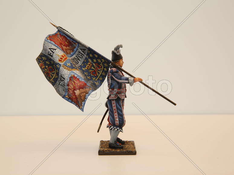 Миниатюрная фигурка знаменосца
