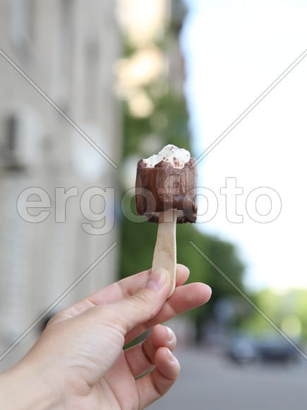 Мороженое в руке