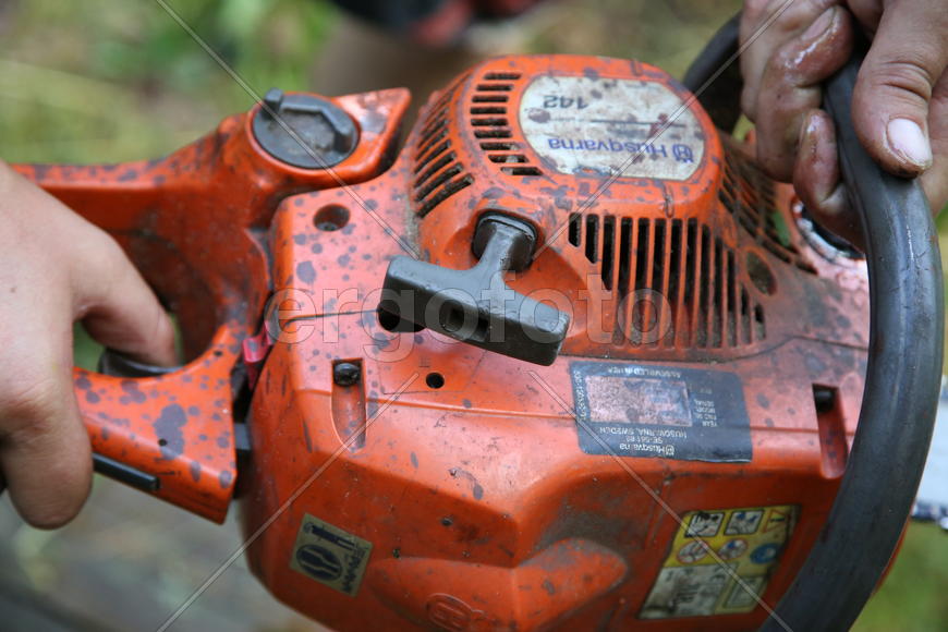 Бензопила оранжевая: мотор
