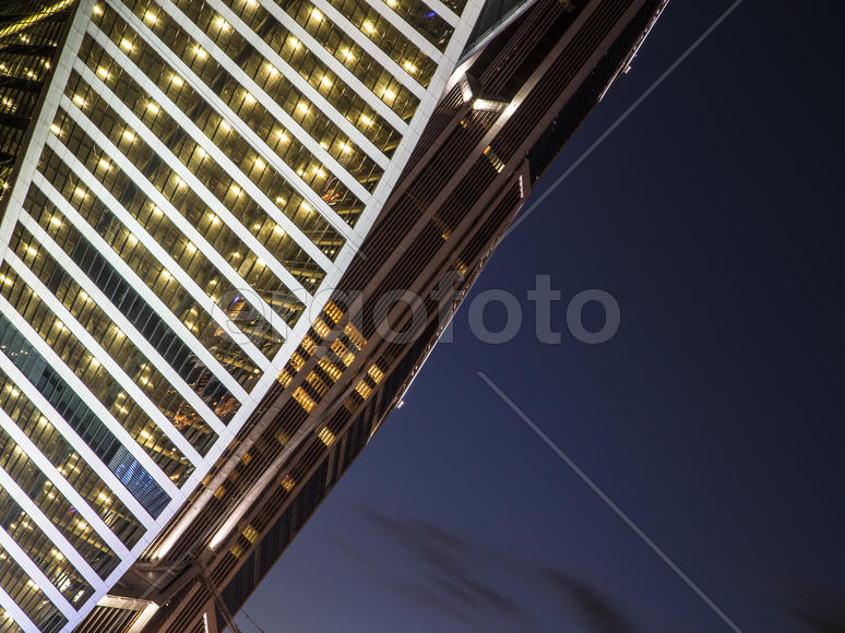 Фасад небоскреба и небо