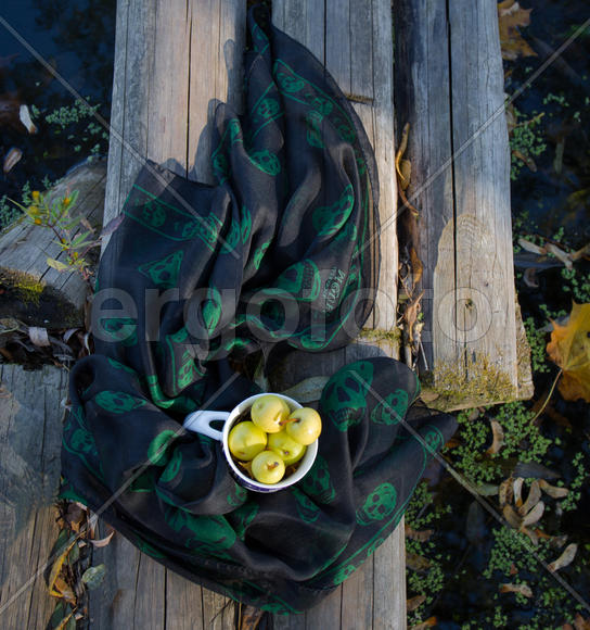 Натюрморт с яблоками