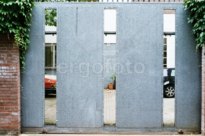 Амстердам, колитка с вырезанными окнами 