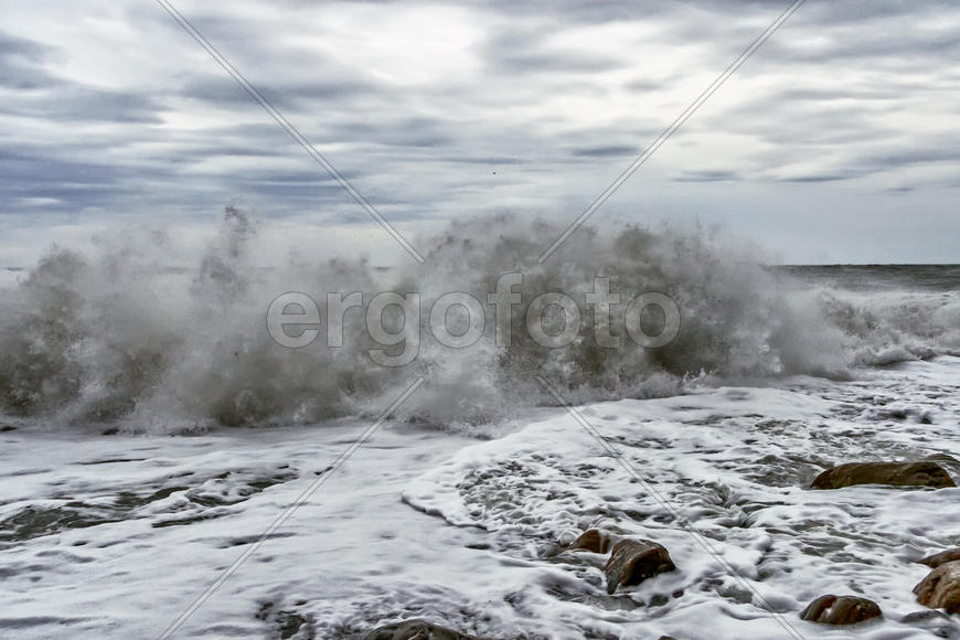 Шторм рядом со скалой 