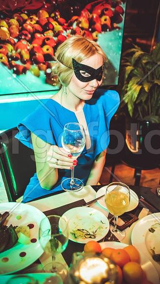 Девушка в маске