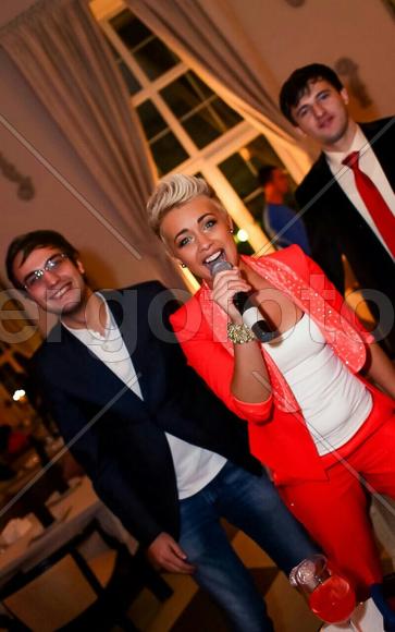 Певица с группой поддержки