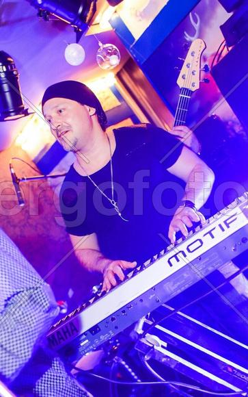 На клавишах