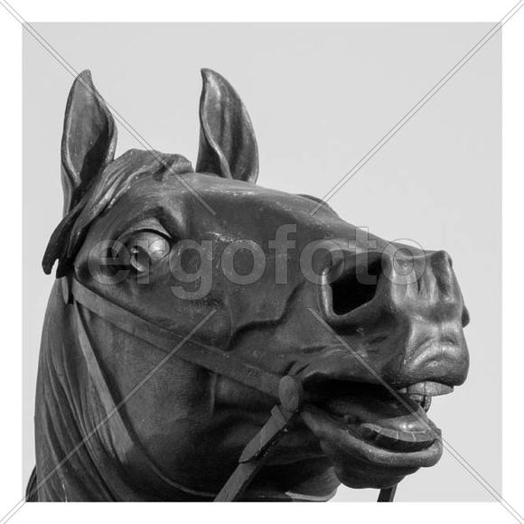 Конь бронзовый