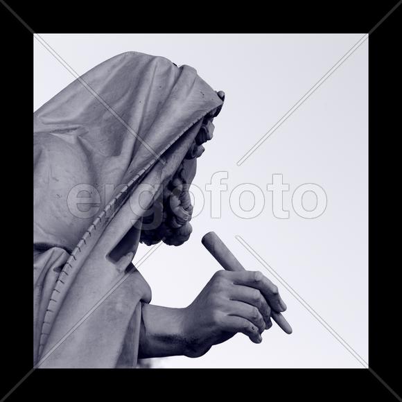 И ставит подпись