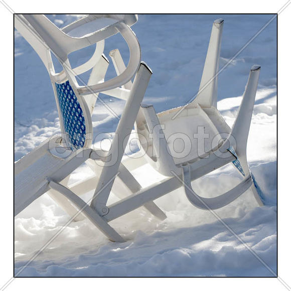 Стулья на снегу