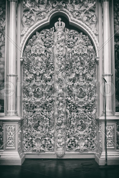 Церковные ворота в храме, богато украшенные фресками и лепниной 