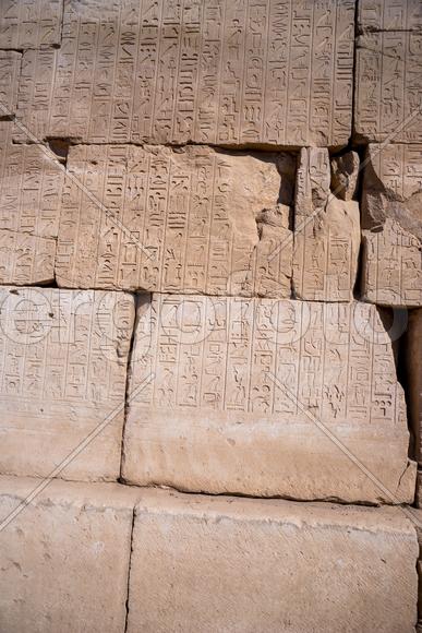 Иероглифы на стене