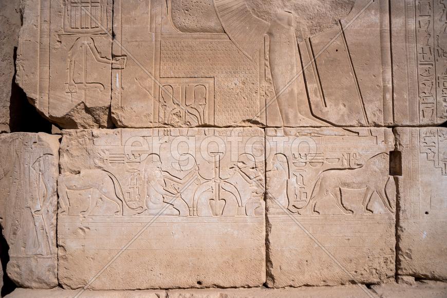 Иероглифы на стене