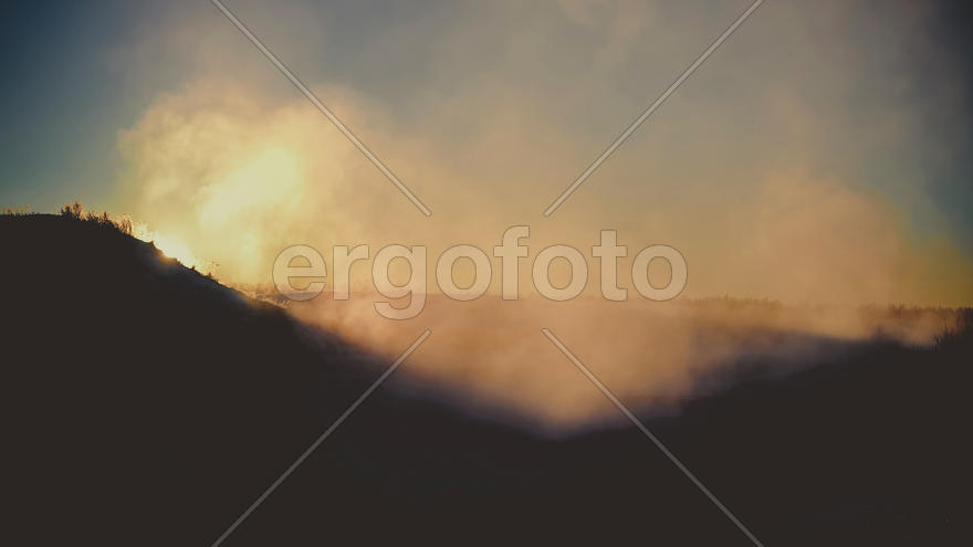 Рассвет над туманной рекой