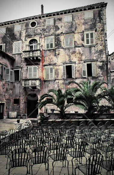 Дом и стулья