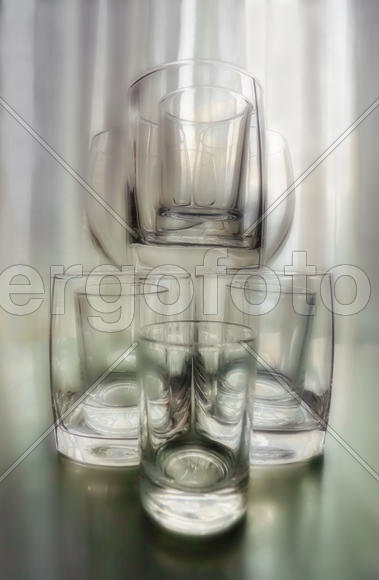 Стаканы на фоне окна