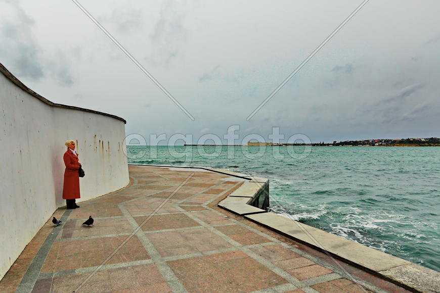 Женщина в красном