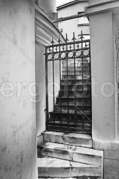 Лестница за решеткой