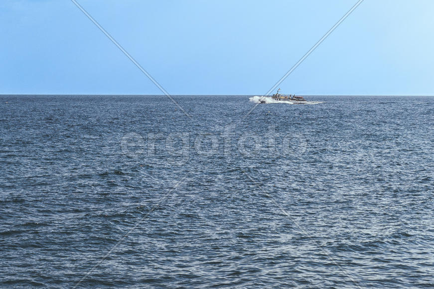 Лодка в море