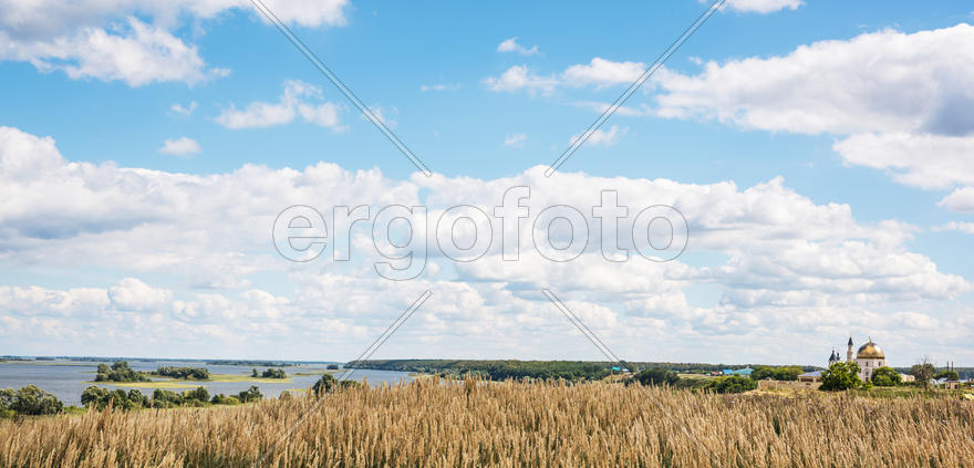 Пейзаж и голубое небо