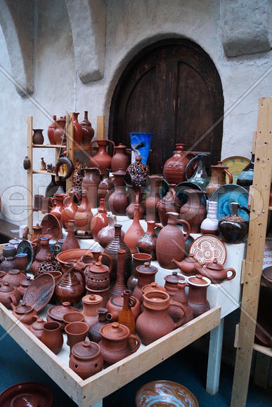 глинянная посуда на прилавке