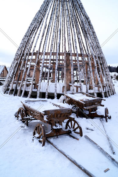 телеги и непокрытый чум