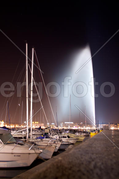 Фонтан на Женевском озере в Швейцарии