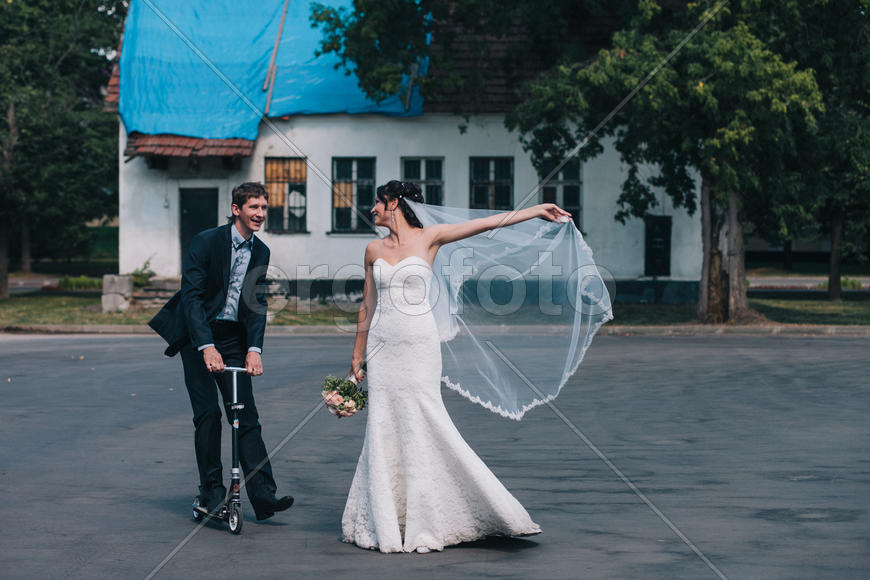 Жених и невеста дурачатся